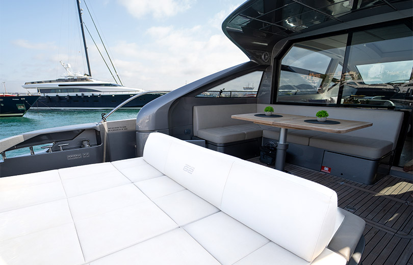 Alquiler Yate en Ibiza Pershing 62 Urus